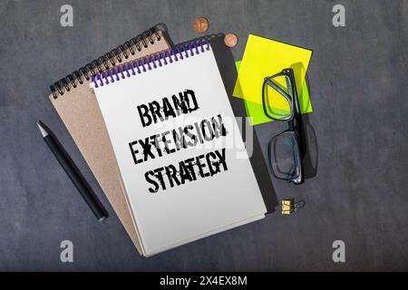 Épingles à linge et une feuille de carnet avec l'inscription - local Based Marketing. Banque D'Images