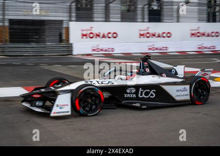 Monaco, Monaco. 27 avril 2024. Le pilote Jaguar TCS Racing Mitch Evans vu lors du championnat du monde ABB Formula-E Monaco E-Prix 2024. Classement final : 1. Mitch Evans- JAGUAR TCS Racing, 2. Nick Cassidy - JAGUAR TCS Racing, 3. Stoffel Vandoorne DS - PENSKE (photo Laurent Coust/SOPA images/SIPA USA) crédit : SIPA USA/Alamy Live News Banque D'Images