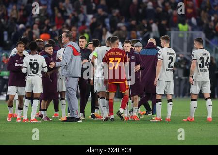 Rome, Italie 2.05.2024 : Lewerkusen remporte le match et fête avec les supporters à la fin de l'UEFA Europa League 2023-2024, demi-finale de l'étape 1, football matc Banque D'Images