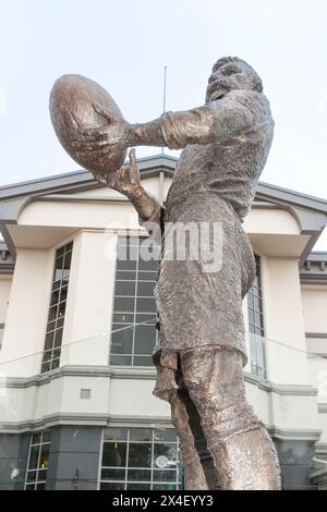 Auckland Nouvelle-Zélande - août 31 2011 ; entrée à Eden Park, statue de Dave Gallagher, le premier capitaine All Black et joueur de rugby à xv immortalisé moi Banque D'Images