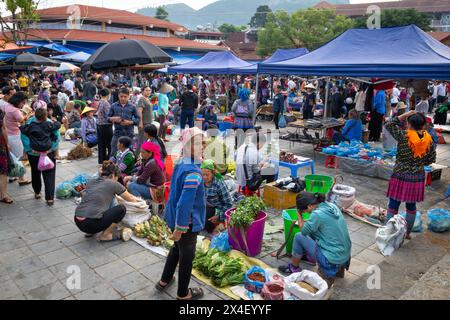 Marché occupé dans le marché de bac Ha dans la province de Lao Cai, Vietnam Banque D'Images