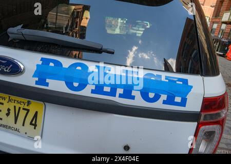 New York, New York, États-Unis. 2 mai 2024. De faux policiers de NYPD ont couvert pour ne pas les confondre avec de vraies voitures de police qui bordent la rue à Tribeca NYC attendant d'être utilisés dans le tournage d'un épisode de Blue Bloods. Le CBS crime Drama met en vedette Tom Selleck en tant que commissaire de police de NYPD. (Crédit image : © Milo Hess/ZUMA Press Wire) USAGE ÉDITORIAL SEULEMENT! Non destiné à UN USAGE commercial ! Banque D'Images