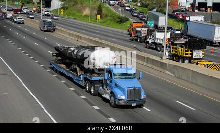 NORWALK, CT, USA- 2 MAI 2024 : un incendie de tracteur-remorque a fermé les deux côtés de l'I-95 à Norwalk entre la sortie 14 et 15 tôt le matin. Banque D'Images