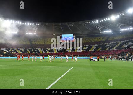 Les fans de Roma lors du match de première manche en demi-finale de l'UEFA Europa League, AS Roma vs Bayer Leverkusen au stade Olimpico à Rome, en Italie. 02 mai 2024. AllShotLive Credit : Sipa USA/Alamy Live News Banque D'Images