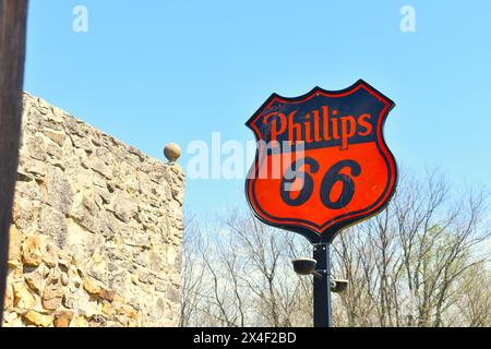 Spencer, MO, États-Unis, 4-13-24 une vieille station Phillips 66 renforce un ancien panneau Phillips 66 noir et orange. La vieille ville a été restaurée. Banque D'Images