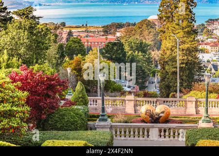 San Francisco, CA, États-Unis. 30 mars 2024 : le panorama captivant de San Francisco vous attend au sommet des marches de Lyon Street. Banque D'Images