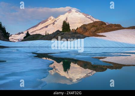 Le mont Baker se reflétait dans le lac Goat sur la crête de Ptarmigan. Mount Baker Wilderness, North Cascades, État de Washington Banque D'Images