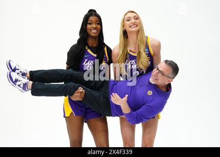 Les attaquants DE LA Sparks Rickea Jackson (2) et Cameron Brink (22) et l’entraîneur Curt Miller posent lors de la journée des médias de la WNBA, le mardi 1er mai 2024 à Torrance, Calif. Banque D'Images