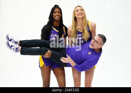 Les attaquants DE LA Sparks Rickea Jackson (2) et Cameron Brink (22) et l’entraîneur Curt Miller posent lors de la journée des médias de la WNBA, le mardi 1er mai 2024 à Torrance, Calif. Banque D'Images