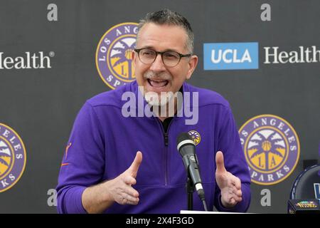 Curt Miller, entraîneur de LA Sparks, lors d'une conférence de presse lors de la journée des médias de la WNBA, le mardi 1er mai 2024 à Torrance, Calif. Banque D'Images