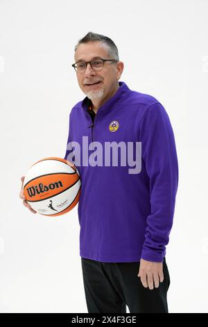 Curt Miller, entraîneur de LA Sparks, pose lors de la journée des médias de la WNBA, le mardi 1er mai 2024 à Torrance, Calif. Banque D'Images