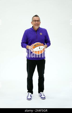 Curt Miller, entraîneur de LA Sparks, pose lors de la journée des médias de la WNBA, le mardi 1er mai 2024 à Torrance, Calif. Banque D'Images