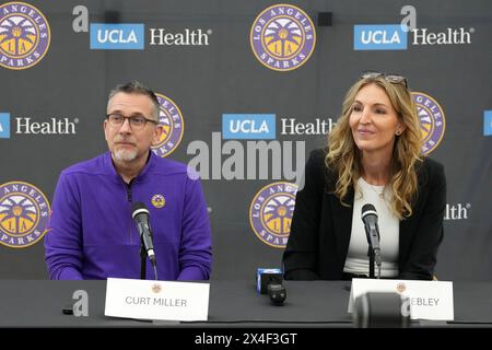 Curt Miller (à gauche), entraîneur de LA Sparks, et Raegan Pebley, directeur général, lors d'une conférence de presse lors de la journée des médias de la WNBA, le mardi 1er mai 2024 à Torrance, Calif. Banque D'Images