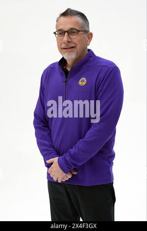 Curt Miller, entraîneur de LA Sparks, pose lors de la journée des médias de la WNBA, le mardi 1er mai 2024 à Torrance, Calif. Banque D'Images