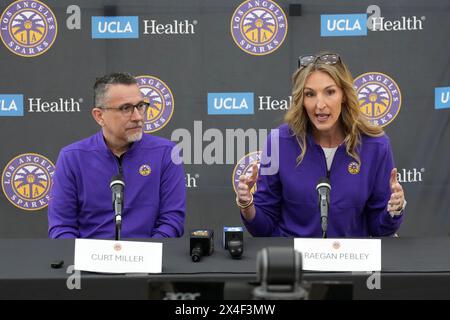 Curt Miller (à gauche), entraîneur de LA Sparks, et Raegan Pebley, directeur général, lors d'une conférence de presse lors de la journée des médias de la WNBA, le mardi 1er mai 2024 à Torrance, Calif. Banque D'Images