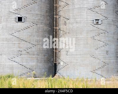 Gros plan des bacs à grains métalliques dans la Palouse au moment de la récolte. Banque D'Images