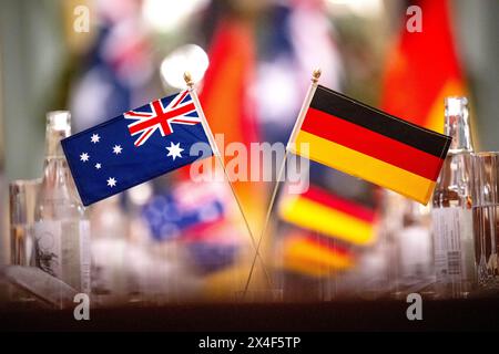 Adélaïde, Australie. 03 mai 2024. Les drapeaux allemand et australien se tiennent sur une table. Le voyage d'une semaine du ministre des Affaires étrangères, M. Baerbock, en Australie, en Nouvelle-Zélande et aux Fidji, sera axé sur la politique de sécurité et la protection du climat. Crédit : Sina Schuldt/dpa/Alamy Live News Banque D'Images