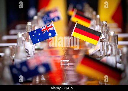 Adélaïde, Australie. 03 mai 2024. Les drapeaux allemand et australien se tiennent sur une table. Le voyage d'une semaine du ministre des Affaires étrangères, M. Baerbock, en Australie, en Nouvelle-Zélande et aux Fidji, sera axé sur la politique de sécurité et la protection du climat. Crédit : Sina Schuldt/dpa/Alamy Live News Banque D'Images