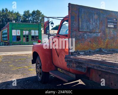 Vieux camion rouge garé en face d'une ancienne façade de magasin dans une ville dans la Palouse. Banque D'Images