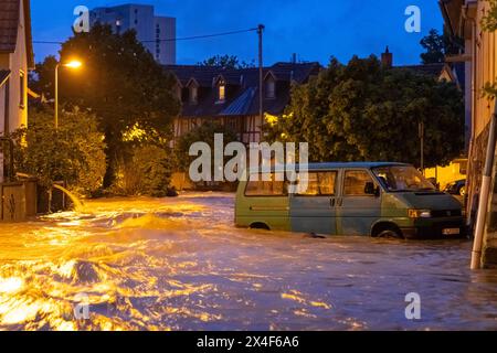 Hochwasser in Frankfurt am main Nach Starken Regenfällen steht der Ortskern des Frankfurter Stadtteils Niederursel unter Wasser. Francfort-sur-le-main Niederursel Hessen Deutschland *** inondations à Francfort-sur-le-main après de fortes pluies, le centre du quartier de Niederursel à Francfort-sur-le-main Niederursel Hesse Allemagne 2024-05-02 FFM niederursel hochwasser 04 Banque D'Images