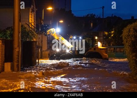 Hochwasser in Frankfurt am main Nach Starken Regenfällen steht der Ortskern des Frankfurter Stadtteils Niederursel unter Wasser. Francfort-sur-le-main Niederursel Hessen Deutschland *** inondations à Francfort-sur-le-main après de fortes pluies, le centre du quartier de Niederursel à Francfort-sur-le-main Niederursel Hesse Allemagne 2024-05-02 FFM niederursel hochwasser 02 Banque D'Images