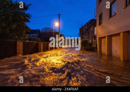 Hochwasser in Frankfurt am main Nach Starken Regenfällen steht der Ortskern des Frankfurter Stadtteils Niederursel unter Wasser. Francfort-sur-le-main Niederursel Hessen Deutschland *** inondations à Francfort-sur-le-main après de fortes pluies, le centre du quartier de Niederursel à Francfort-sur-le-main Niederursel Hesse Allemagne 2024-05-02 FFM niederursel hochwasser 01 Banque D'Images