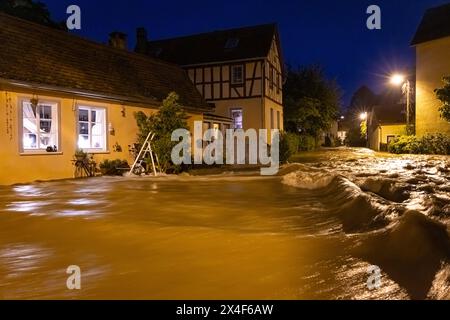 Hochwasser in Frankfurt am main Nach Starken Regenfällen steht der Ortskern des Frankfurter Stadtteils Niederursel unter Wasser. Francfort-sur-le-main Niederursel Hessen Deutschland *** inondations à Francfort-sur-le-main après de fortes pluies, le centre du quartier de Niederursel à Francfort-sur-le-main Niederursel Hesse Allemagne 2024-05-02 FFM niederursel hochwasser 07 Banque D'Images