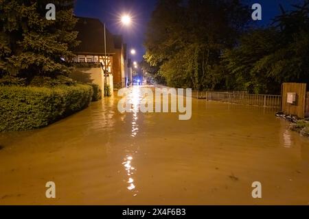 Hochwasser in Frankfurt am main Nach Starken Regenfällen steht der Ortskern des Frankfurter Stadtteils Niederursel unter Wasser. Francfort-sur-le-main Niederursel Hessen Deutschland *** inondations à Francfort-sur-le-main après de fortes pluies, le centre du quartier de Niederursel à Francfort-sur-le-main Niederursel Hesse Allemagne 2024-05-02 FFM niederursel hochwasser 08 Banque D'Images