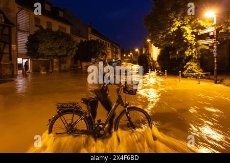 Hochwasser in Frankfurt am main Nach Starken Regenfällen steht der Ortskern des Frankfurter Stadtteils Niederursel unter Wasser. Francfort-sur-le-main Niederursel Hessen Deutschland *** inondations à Francfort-sur-le-main après de fortes pluies, le centre du quartier de Niederursel à Francfort-sur-le-main Niederursel Hesse Allemagne 2024-05-02 FFM niederursel hochwasser 05 Banque D'Images