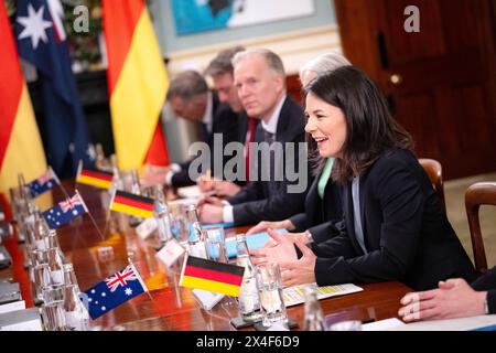 Adélaïde, Australie. 03 mai 2024. Annalena Baerbock (Alliance 90/les Verts, R), ministre des Affaires étrangères, en conversation avec Wong, ministre australien des Affaires étrangères (non représenté sur la photo). Le voyage d'une semaine du ministre des Affaires étrangères, M. Baerbock, en Australie, en Nouvelle-Zélande et aux Fidji, sera axé sur la politique de sécurité et la protection du climat. Crédit : Sina Schuldt/dpa/Alamy Live News Banque D'Images