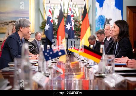 Adélaïde, Australie. 03 mai 2024. Annalena Baerbock (Alliance 90/les Verts, R), ministre des Affaires étrangères, et Penny Wong (l), ministre des Affaires étrangères de l'Australie, se rencontrent pour des entretiens. Le voyage d'une semaine du ministre des Affaires étrangères, M. Baerbock, en Australie, en Nouvelle-Zélande et aux Fidji, sera axé sur la politique de sécurité et la protection du climat. Crédit : Sina Schuldt/dpa/Alamy Live News Banque D'Images