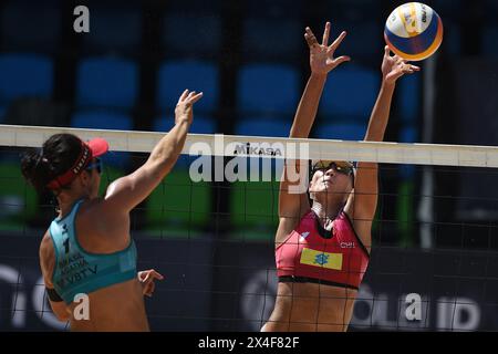 Brasilia, Brésil. 2 mai 2024. Xue Chen (R) de Chine bloque le ballon lors du match principal entre Agatha Bednarczuk/Rebecca Cavalcanti du Brésil et Xue Chen/Xia Xinyi de Chine au Volleyball World Beach Pro Tour Elite 16 2024 à Brasilia, Brésil, le 2 mai 2024. Crédit : Lucio Tavora/Xinhua/Alamy Live News Banque D'Images