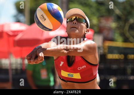 Brasilia, Brésil. 2 mai 2024. Xue Chen de Chine reçoit le ballon lors du match principal entre Agatha Bednarczuk/Rebecca Cavalcanti du Brésil et Xue Chen/Xia Xinyi de Chine au Volleyball World Beach Pro Tour Elite 16 2024 à Brasilia, Brésil, le 2 mai 2024. Crédit : Lucio Tavora/Xinhua/Alamy Live News Banque D'Images