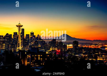 États-Unis, État de Washington, Seattle. Aube sur Seattle depuis un parc sur Queen Anne Hill avec Mt. Rainier en arrière-plan. Banque D'Images