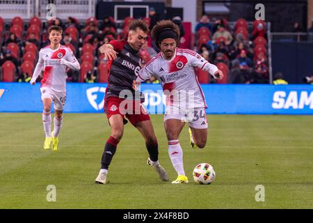 Toronto, ON, Canada - 20 avril 2024 : Ryan Spaulding #34 défenseur de la Révolution de la Nouvelle-Angleterre dribble la balle pendant le match de saison régulière de la MLS Banque D'Images