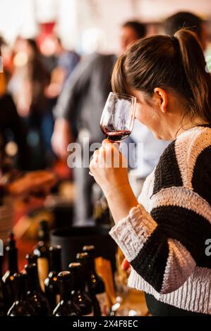 États-Unis, État de Washington, Walla Walla. Femme déguste des vins lors d'un événement vinicole Walla Walla. (Usage éditorial uniquement) Banque D'Images