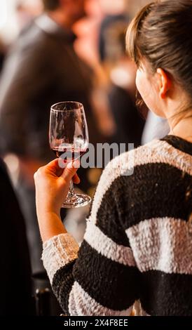 États-Unis, État de Washington, Walla Walla. Femme déguste des vins lors d'un événement vinicole Walla Walla. (Usage éditorial uniquement) Banque D'Images