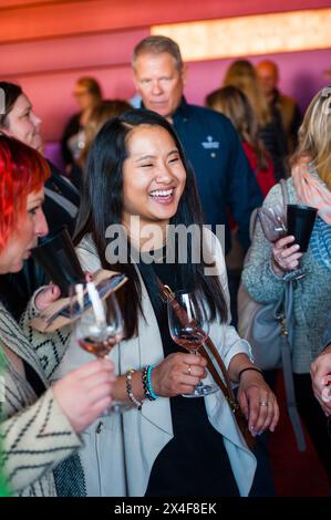 États-Unis, État de Washington, Walla Walla. Femme aime déguster du vin lors d'un événement vinicole Walla Walla. (Usage éditorial uniquement) Banque D'Images