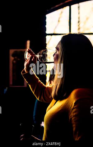 États-Unis, État de Washington, Walla Walla. Femme dégustant du vin à l'événement Reveal Walla Walla Wine. (Usage éditorial uniquement) Banque D'Images