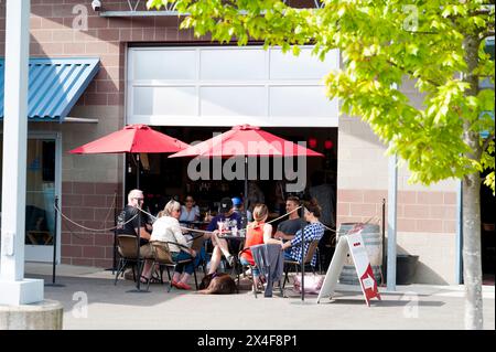 États-Unis, État de Washington, Woodinville. Buveurs de vin sur les patios et terrasses Woodinville. (Usage éditorial uniquement) Banque D'Images