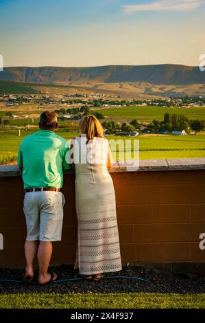 États-Unis, État de Washington, Red Mountain. Couple apprécie le vin et la vue du Col Solare sur Red Mountain. (Usage éditorial uniquement) Banque D'Images