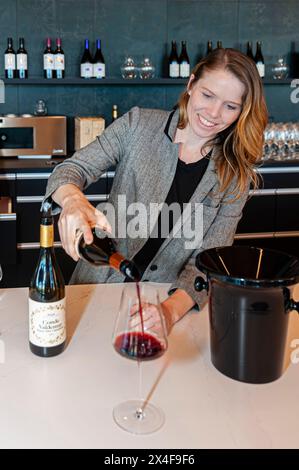 États-Unis, État de Washington, Walla Walla. Femme verse du vin rouge au Celebrate Walla Walla à Valdemar Estates. (Usage éditorial uniquement) Banque D'Images