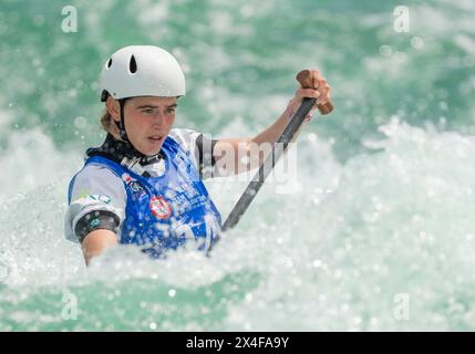 26 avril 2024 : Marcella Altman (14 ans) lors des essais olympiques de canoë par équipes féminines à Riversport à Oklahoma City, OK. Banque D'Images