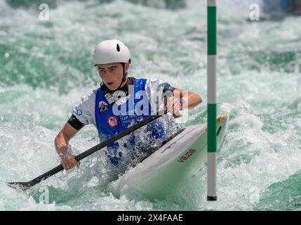 26 avril 2024 : Marcella Altman (14 ans) lors des essais olympiques de canoë par équipes féminines à Riversport à Oklahoma City, OK. Banque D'Images