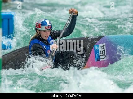 26 avril 2024 : Evy Leibfarth (12 ans) lors des essais olympiques de canoë par équipe féminine aux États-Unis à Riversport à Oklahoma City, OK. Banque D'Images