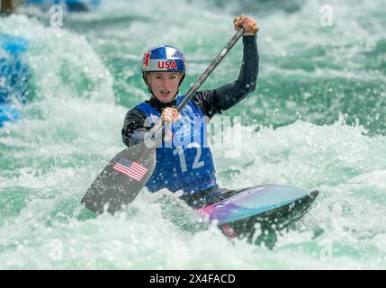 26 avril 2024 : Evy Leibfarth (12 ans) lors des essais olympiques de canoë par équipe féminine aux États-Unis à Riversport à Oklahoma City, OK. Banque D'Images