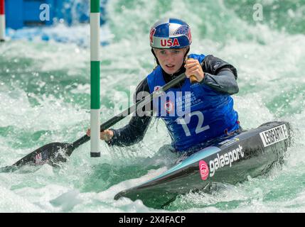 26 avril 2024 : Evy Leibfarth (12 ans) lors des essais olympiques de canoë par équipe féminine aux États-Unis à Riversport à Oklahoma City, OK. Banque D'Images