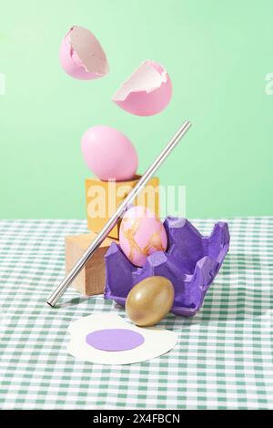 Photo publicitaire pour la célébration de Pâques. Oeufs roses peints à la main sur podium en bois et blister violet décoré sur fond pastel. Le concept de GI Banque D'Images