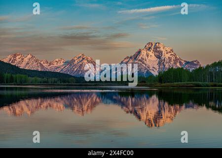 USA, Wyoming. Paysage du mont Moran et du nord des monts Teton reflété dans la rivière Snake, dans le parc national de Grand Teton Banque D'Images