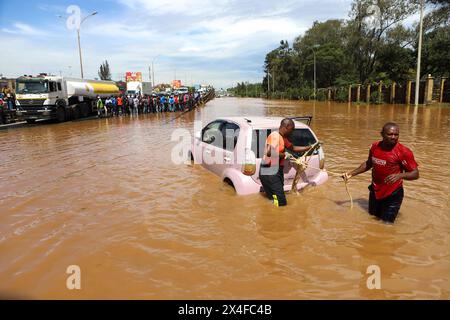 Pékin, Kenya. 1er mai 2024. Des gens tirent une voiture submergée dans les eaux de crue à Nairobi, capitale du Kenya, le 1er mai 2024. Au moins 188 personnes ont été tuées par des inondations et des glissements de terrain causés par de fortes pluies au Kenya, a déclaré le gouvernement jeudi. Crédit : Joy Nabukewa/Xinhua/Alamy Live News Banque D'Images